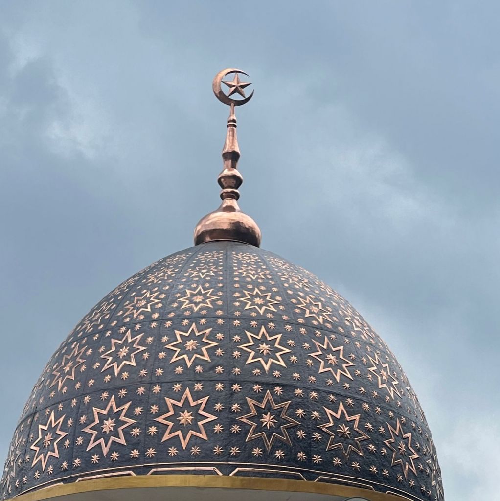 Pemasangan Kubah Tembaga Masjid Darunaim Blondo Magelang Jawa Tengah Indonesia